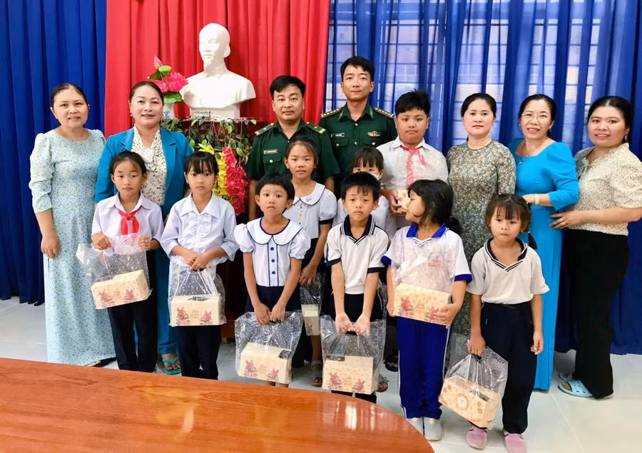 Tặng quà Trung thu cho các em học sinh có hoàn cảnh khó khăn tại Trường tiểu học Bưng Riềng.