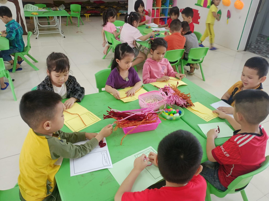 Trong giảng dạy, cô Thắm luôn chú trọng đổi mới phương pháp dạy học tạo hứng khởi cho học sinh. Trong giảng dạy, cô Thắm luôn chú trọng đổi mới phương pháp dạy học tạo hứng khởi cho học sinh.