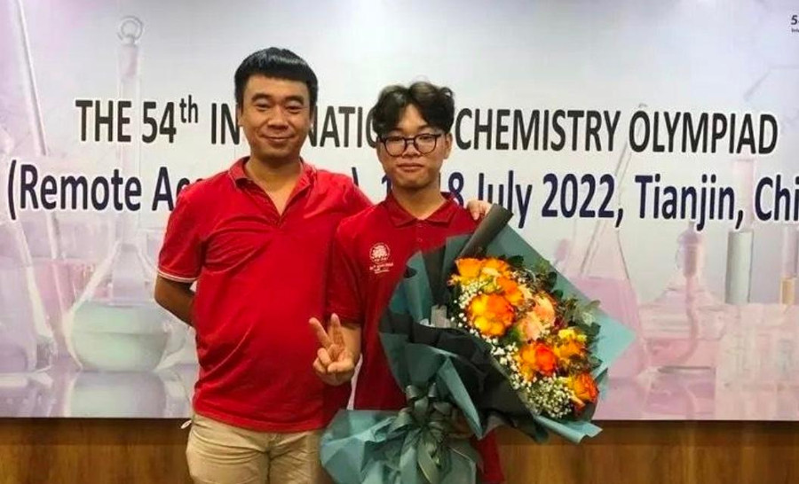 Thầy giáo Đinh Đình Hảo - Chủ nhiệm Đội tuyển Hóa trường THPT Chuyên Hà Tĩnh. Thầy giáo Đinh Đình Hảo - Chủ nhiệm Đội tuyển Hóa trường THPT Chuyên Hà Tĩnh.