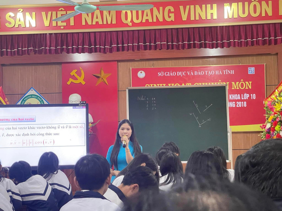 Sinh hoạt chuyên môn giúp các GV có cơ hội giao lưu, học hỏi kinh nghiệm, tiếp nhận nguồn tư liệu hữu ích, phục vụ cho hoạt động dạy học.