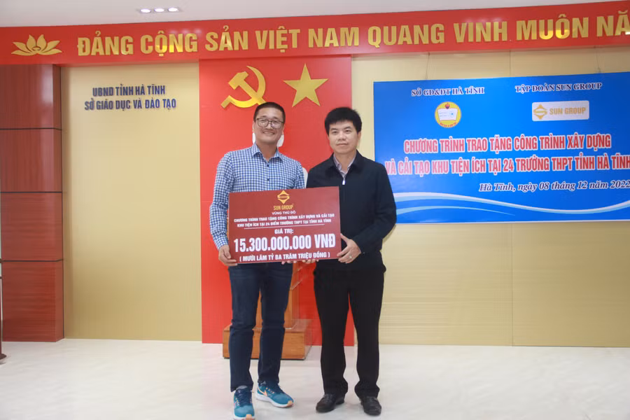 Đại diện tập đoàn Sun Group trao biểu trưng số tiền hơn 15 tỷ đồng hỗ trợ xây dựng và cải tạo khu tiện ích 24 trường THPT tại Hà Tĩnh.