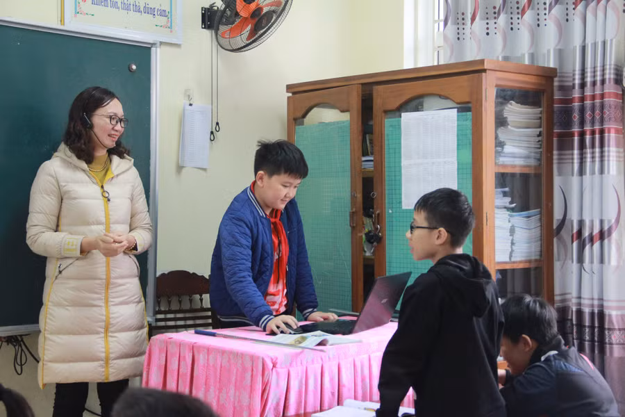 Thông qua các phần mềm, giáo viên và học sinh dễ dàng tương tác trong quá trình dạy học. Thông qua các phần mềm, giáo viên và học sinh dễ dàng tương tác trong quá trình dạy học.