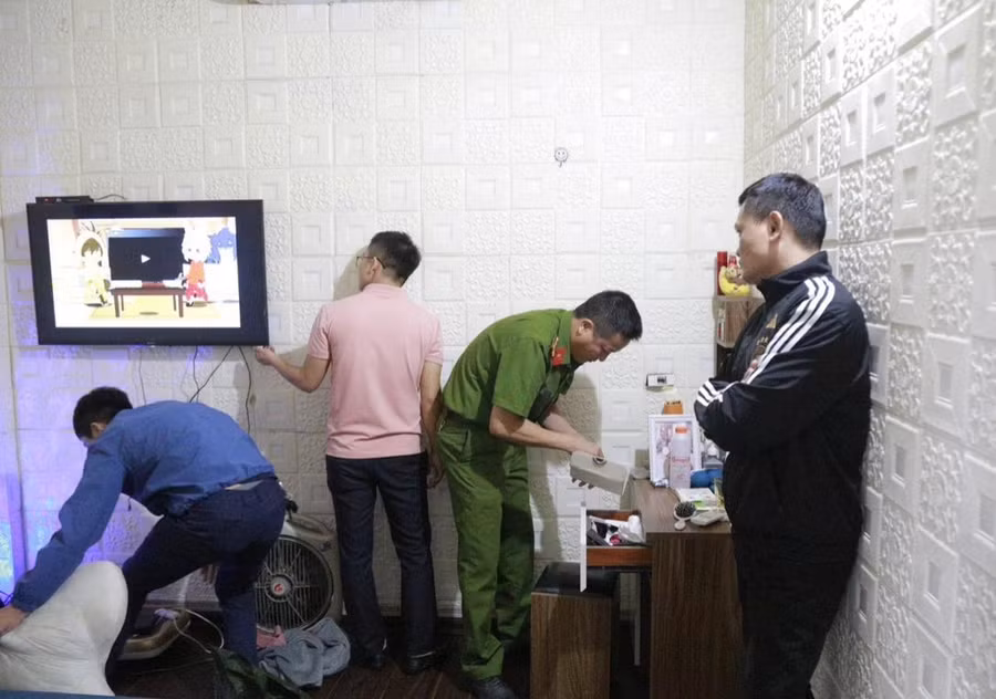 Cơ quan chức năng khám xét nơi ở các đối tượng. Ảnh: CA Hà Tĩnh.