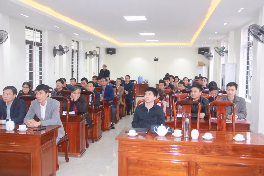 Các đại biểu tham dự Lễ trao tặng công trình xây dựng và cải tạo khu tiện ích tại 24 trường THPT.