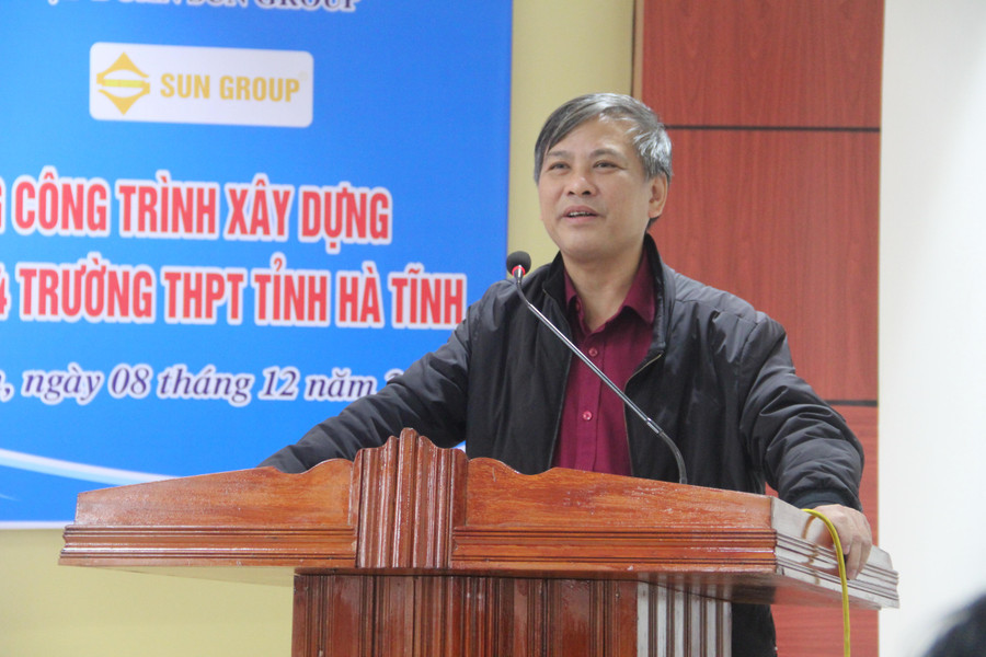 Đại diện trường THPT Thành Sen bày tỏ lời cám ơn đến nhà tài trợ. Đại diện trường THPT Thành Sen bày tỏ lời cám ơn đến nhà tài trợ.