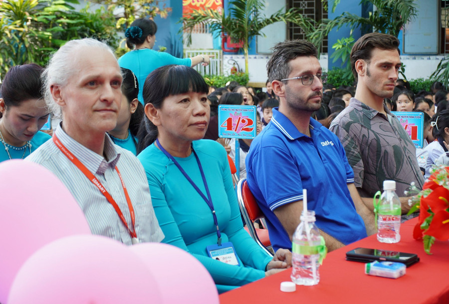 Giáo viên bản ngữ cũng tham dự buổi lễ giỗ Tổ nhằm hiểu hơn về truyền thống của dân tộc Việt Nam. Giáo viên bản ngữ cũng tham dự buổi lễ giỗ Tổ nhằm hiểu hơn về truyền thống của dân tộc Việt Nam.