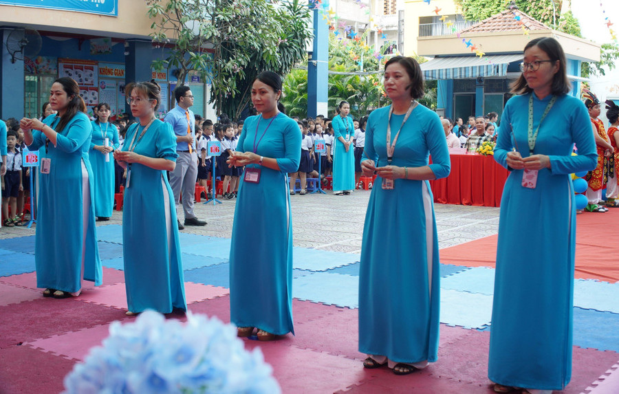 Giáo viên Trường tiểu học Nguyễn Thanh Tuyền dâng hương tưởng nhớ các vua Hùng. Giáo viên Trường tiểu học Nguyễn Thanh Tuyền dâng hương tưởng nhớ các vua Hùng.