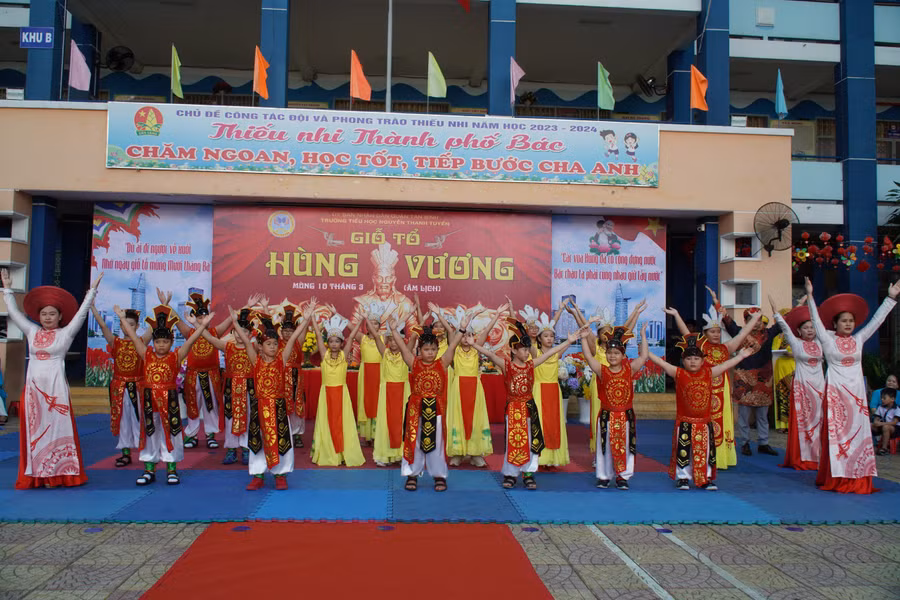 Tiết mục văn nghệ do học sinh Trường tiểu học Nguyễn Thanh Tuyền biểu diễn.