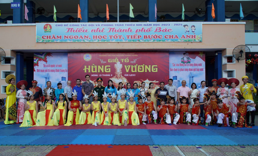 Lễ giỗ Tổ Hùng Vương được Trường tiểu học Nguyễn Thanh Tuyền tổ chức hàng năm. Lễ giỗ Tổ Hùng Vương được Trường tiểu học Nguyễn Thanh Tuyền tổ chức hàng năm.