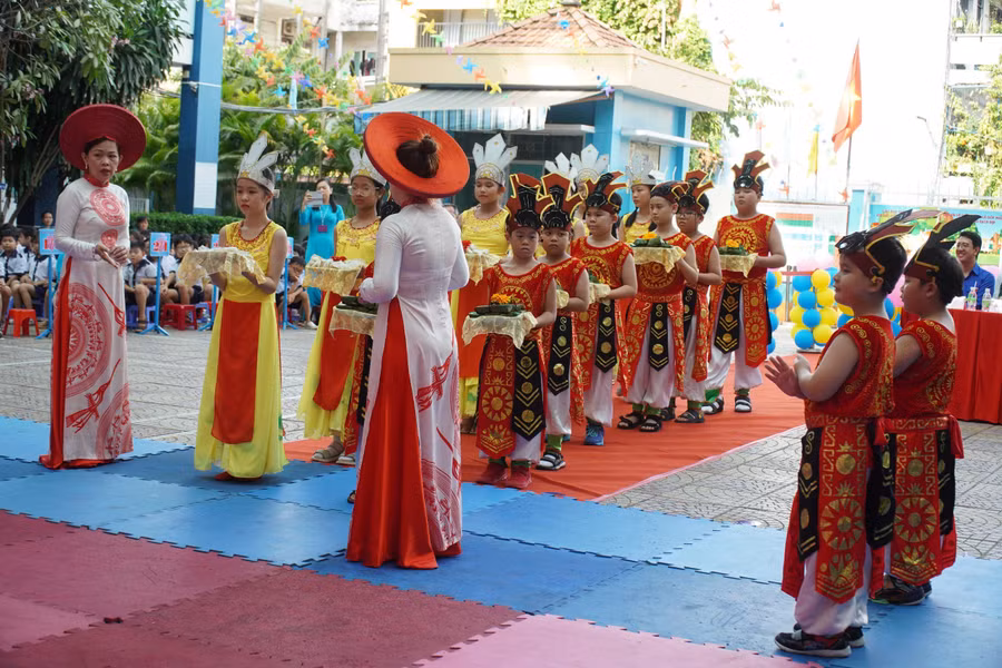 Trường tiểu học Nguyễn Thanh Tuyền giáo dục truyền thống "Uống nước nhớ nguồn" cho học sinh thông qua lễ giỗ Tổ.