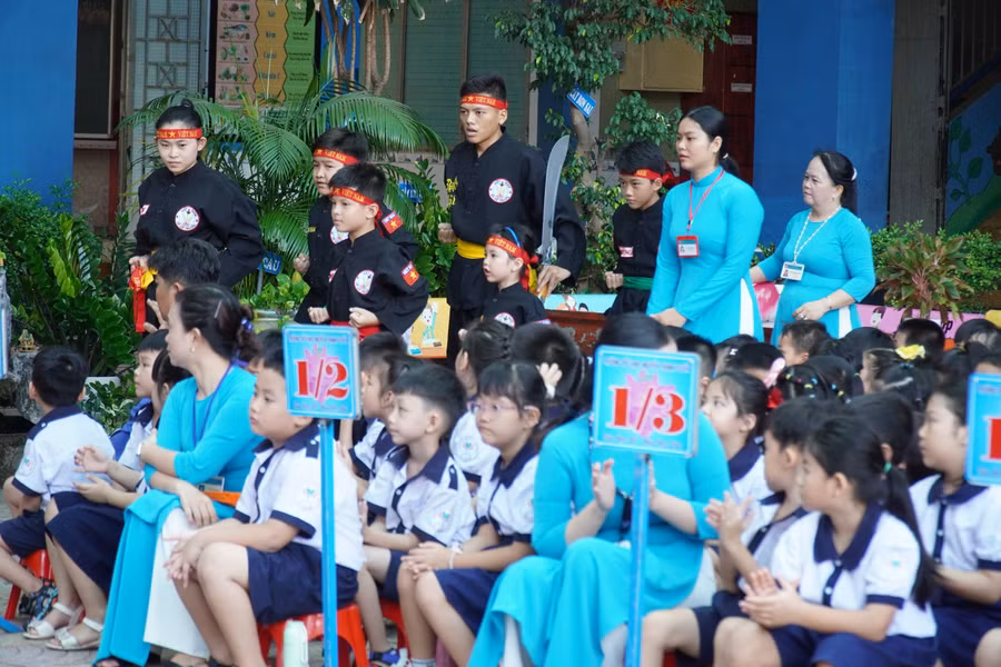 Học sinh Trường tiểu học Nguyễn Thanh Tuyền hào hứng với các hoạt động do nhà trường tổ chức.