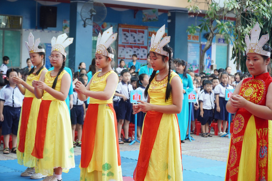 Học sinh dâng hương tưởng nhớ các vua Hùng. Học sinh dâng hương tưởng nhớ các vua Hùng.