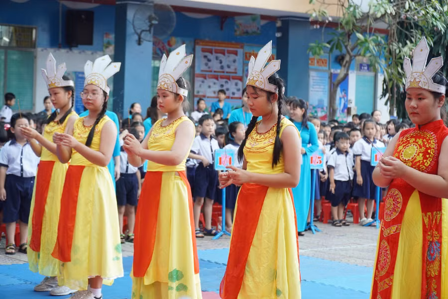 Học sinh dâng hương tưởng nhớ các vua Hùng.