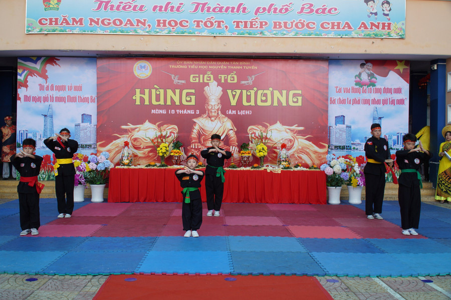 Tiết mục múa võ của em Lê Nguyễn Thành Nam học sinh lớp 4/3 trường Nguyễn Thanh Tuyền và Đội năng khiếu võ cổ truyền Quận Tân Bình môn “Thiếu lâm Bằng Long Hải”. Tiết mục múa võ của em Lê Nguyễn Thành Nam học sinh lớp 4/3 trường Nguyễn Thanh Tuyền và Đội năng khiếu võ cổ truyền Quận Tân Bình môn “Thiếu lâm Bằng Long Hải”.