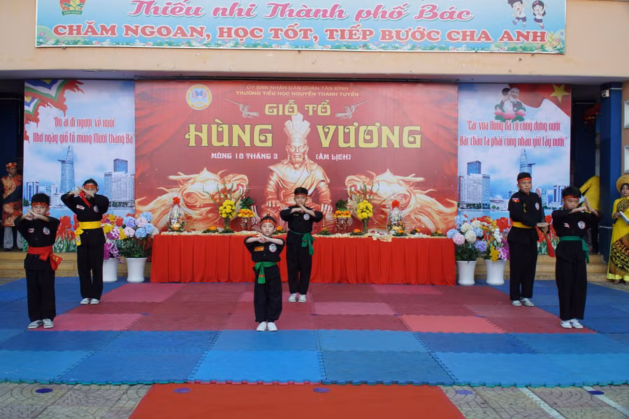 Tiết mục múa võ của em Lê Nguyễn Thành Nam học sinh lớp 4/3 trường Nguyễn Thanh Tuyền và Đội năng khiếu võ cổ truyền Quận Tân Bình môn “Thiếu lâm Bằng Long Hải”.