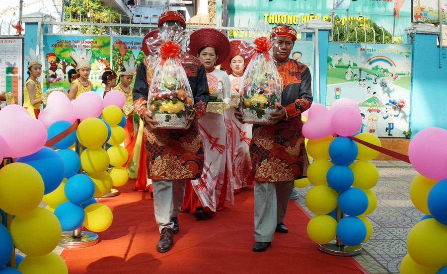 Giáo viên Trường tiểu học Nguyễn Thanh Tuyền dâng lễ vật lên bàn thờ vua Hùng. Giáo viên Trường tiểu học Nguyễn Thanh Tuyền dâng lễ vật lên bàn thờ vua Hùng.