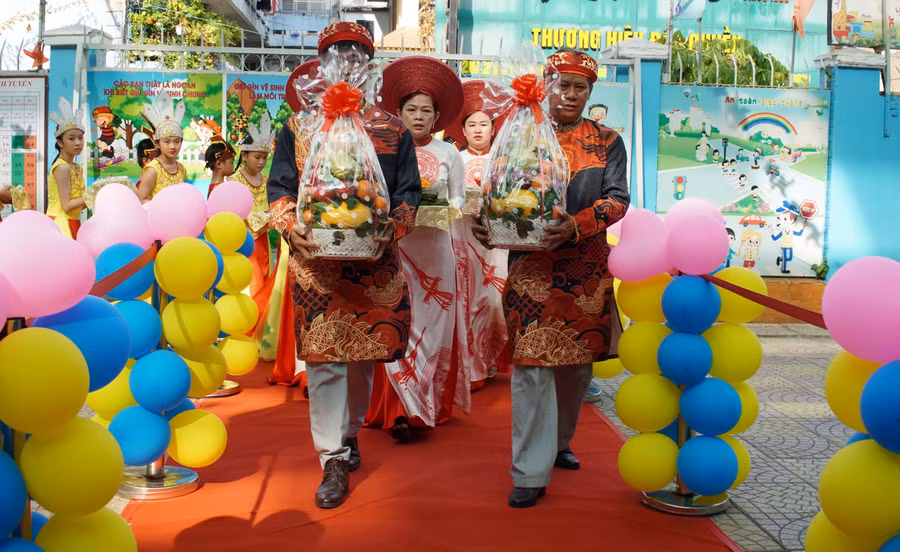 Giáo viên Trường tiểu học Nguyễn Thanh Tuyền dâng lễ vật lên bàn thờ vua Hùng.