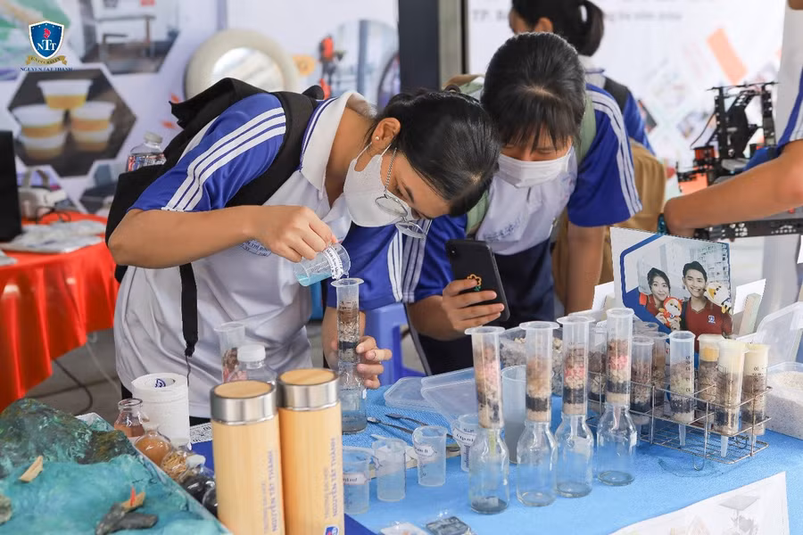 Các em học sinh trải nghiệm tại ngày hội.