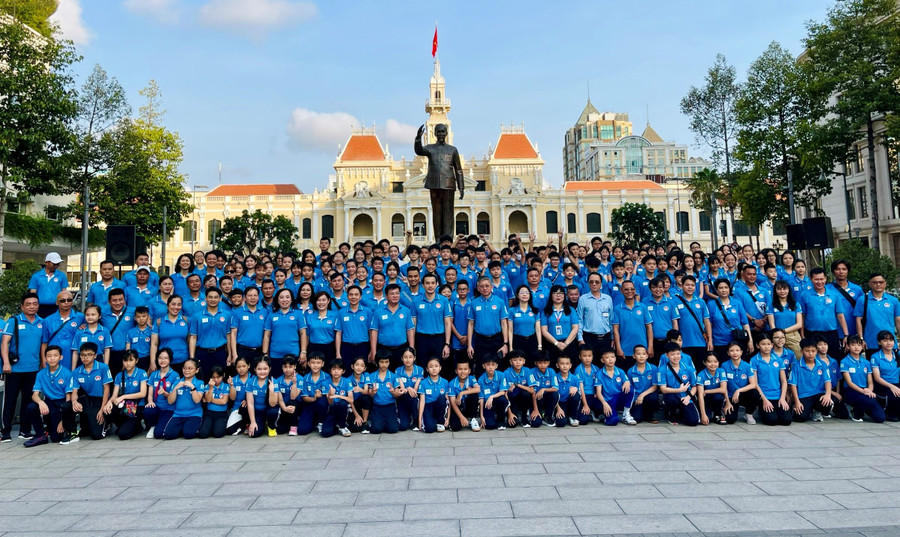 Các huấn luyện viên, vận động viên, cán bộ đoàn chụp ảnh lưu niệm. Các huấn luyện viên, vận động viên, cán bộ đoàn chụp ảnh lưu niệm.