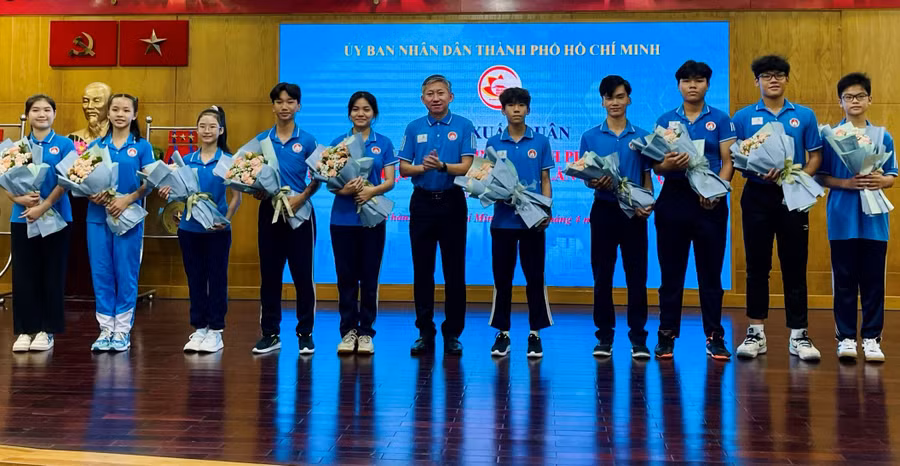 Ông Dương Trí Dũng tặng hoa cho các vận động viên.