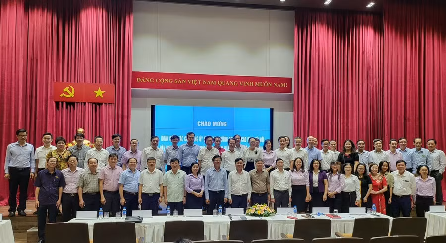 Đoàn đại biểu của 2 Đảng bộ Khối chụp hình lưu niệm.