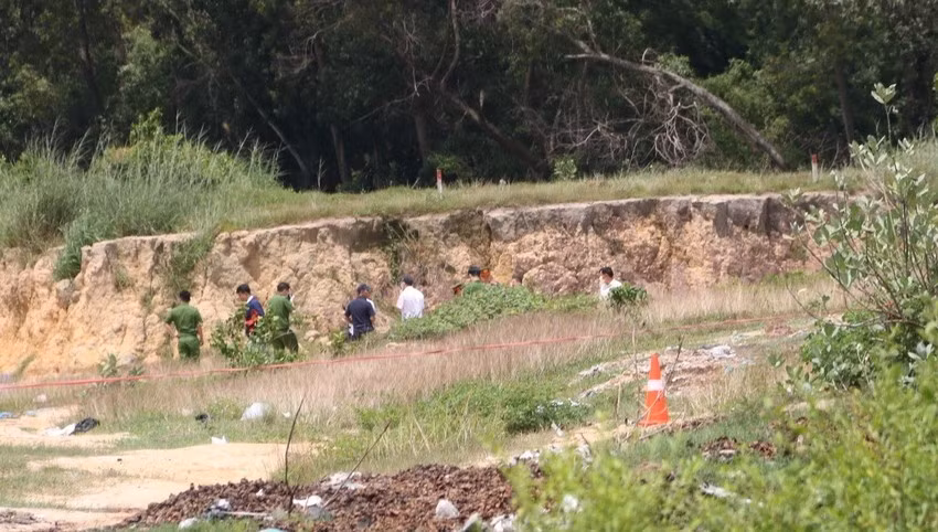 Lực lượng công an khám nghiệm hiện trường. Ảnh: Tiêu Kỳ.