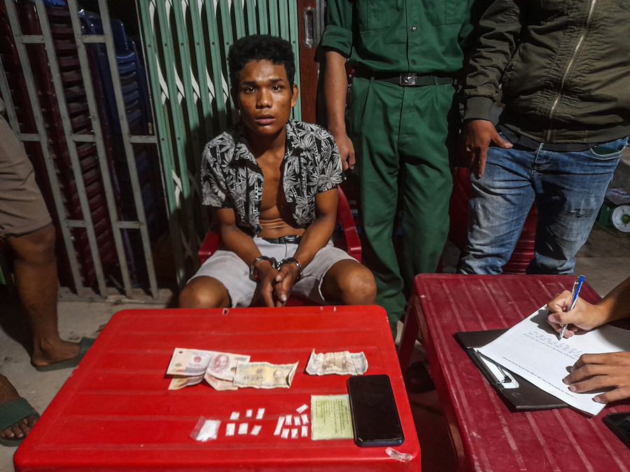 Đối tượng Trịnh Vét cùng số tang vật tại hiện trường. Đối tượng Trịnh Vét cùng số tang vật tại hiện trường.