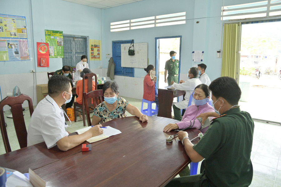 Lực lượng quân y Biên phòng khám bệnh cho người dân.