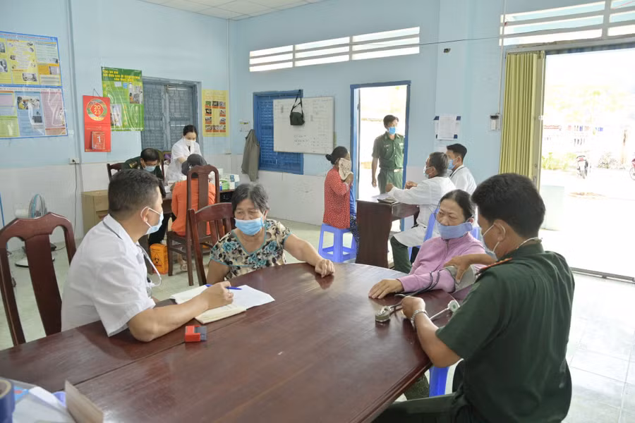 Lực lượng quân y Biên phòng khám bệnh cho người dân.