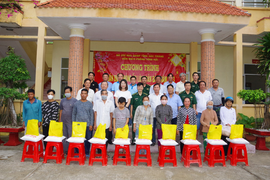 Đại diện lãnh đạo Đồn Biên phòng Vĩnh Hải và mạnh thường quân tặng quà cho người nghèo tại chương trình.