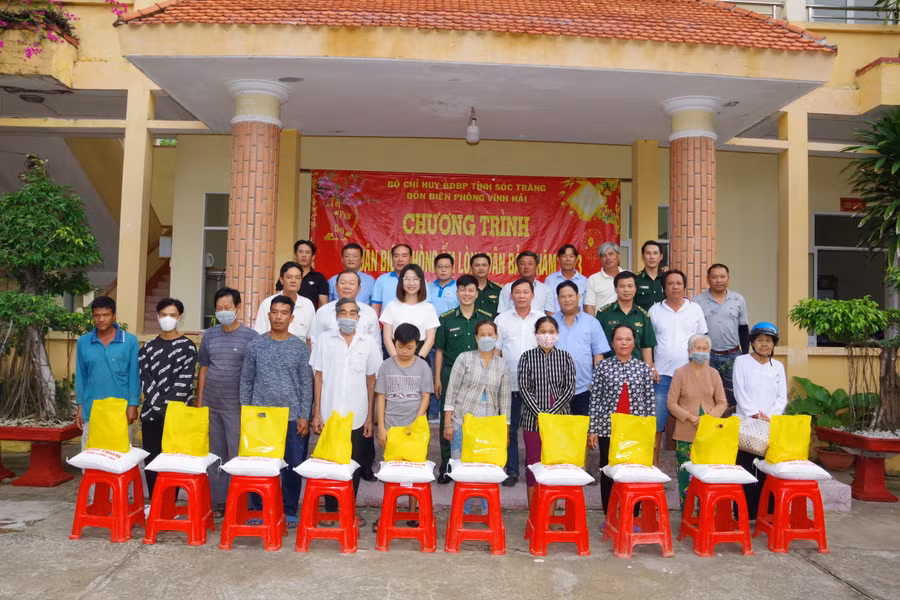 Đại diện lãnh đạo Đồn Biên phòng Vĩnh Hải và mạnh thường quân tặng quà cho người nghèo tại chương trình.