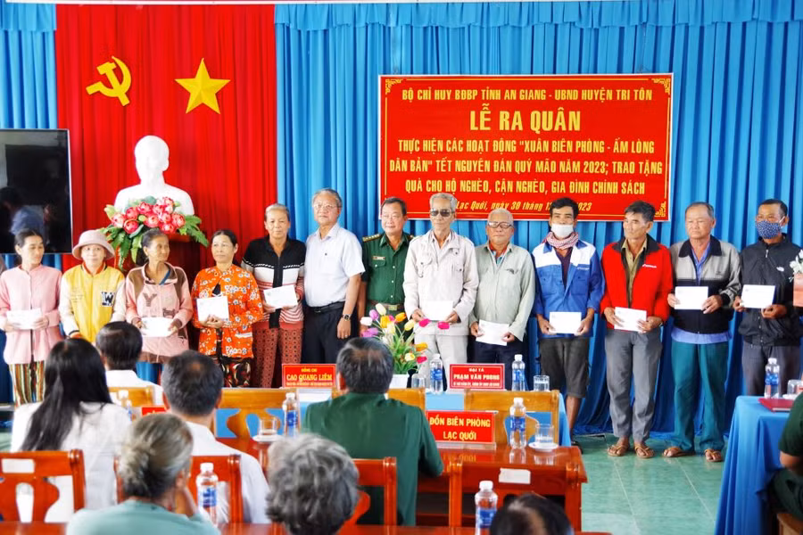 Lãnh đạo Bộ chỉ huy Bộ đội Biên phòng An Giang và chính quyền đại phương tặng quà cho người dân.