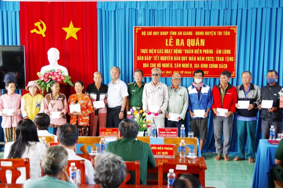 Lãnh đạo Bộ chỉ huy Bộ đội Biên phòng An Giang và chính quyền đại phương tặng quà cho người dân.