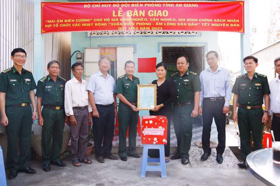 Các đơn vị bàn giao căn nhà "Mái ấm biên cương".