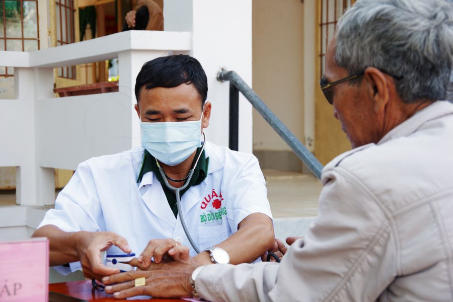 Quân y biên phòng khám bệnh và phát thuốc miễn phí cho người dân.