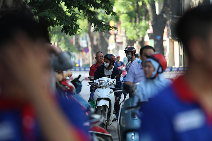 Phụ huynh dừng đỗ trước cổng trường PTTH Quang Trung (Hà Nội). Phụ huynh dừng đỗ trước cổng trường PTTH Quang Trung (Hà Nội).