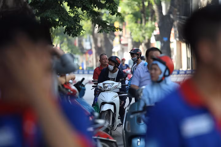 Phụ huynh dừng đỗ trước cổng trường PTTH Quang Trung (Hà Nội).