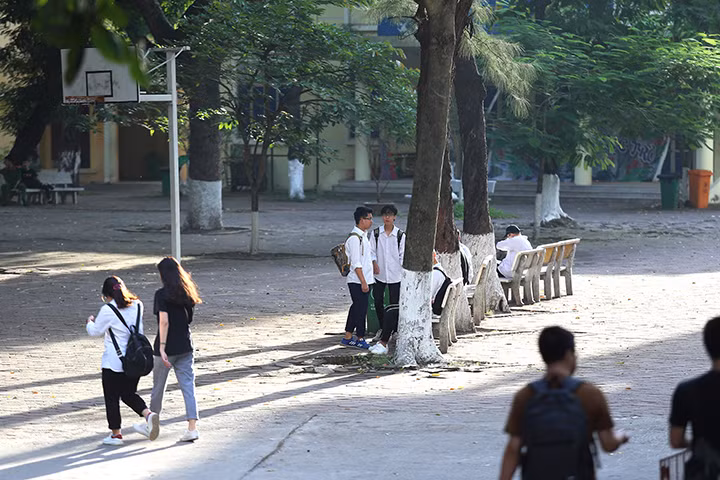 Khác với ngày thi đầu tiên, ngay từ sáng sớm hôm nay khu vực Hà Nội đã xuất hiện nắng nóng.