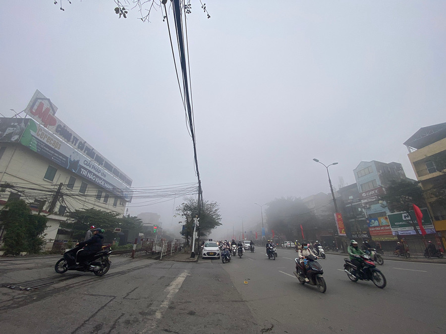 Chỉ số AQI ở nhiều điểm trong Hà Nội dao động chủ yếu ở mức 150 đơn vị, mức có hại cho sức khỏe, người dân cần hạn chế ra người đường khi không cần thiết.