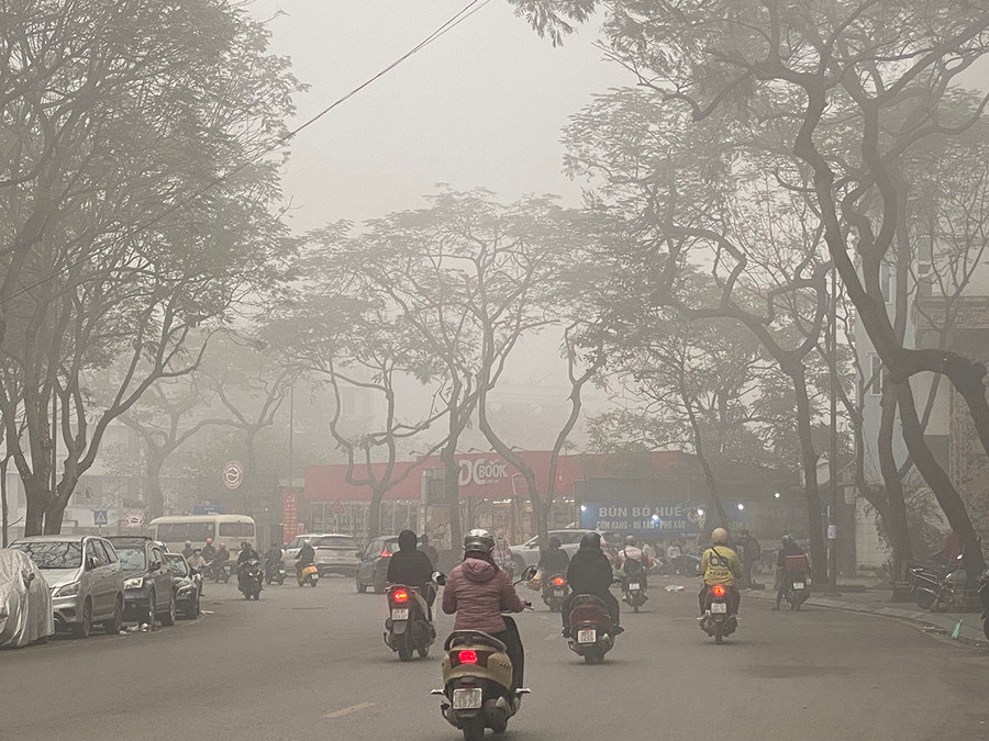 Để hạn chế tác hại của sương mù, người dân ra đường cần sử dụng khẩu trang y tế để ngăn ngừa khí độc trong sương mù.
