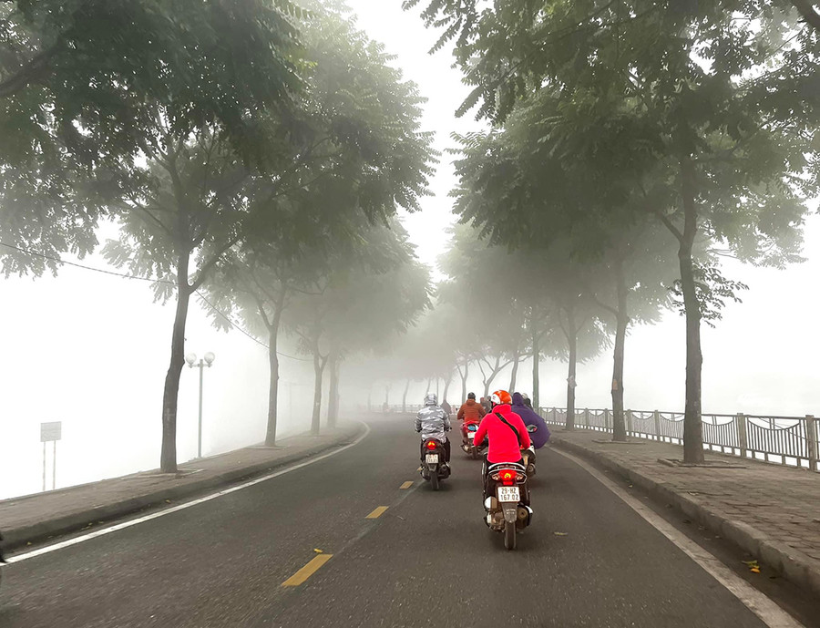 Đến 8h sáng nay, lớp sương mù đã giảm dần nhưng vẫn khiến tầm nhìn của người tham gia giao thông hạn chế. Để đảm bảo an toàn, người đi đường vẫn phải di chuyển với tốc độ chậm.