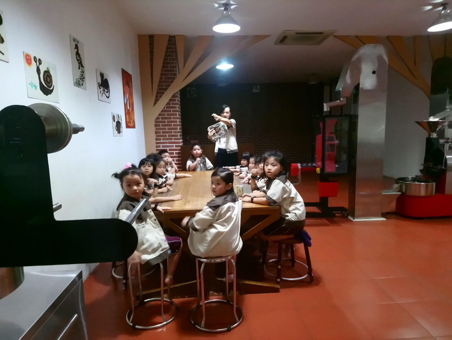 Cho học sinh tiểu học đến các nhà xưởng để được nghe giải thích công việc là cách hướng nghiệp của Trường TH-THCS-THPT song ngữ quốc tế Canada (quận 7) thường thực hiện. Cho học sinh tiểu học đến các nhà xưởng để được nghe giải thích công việc là cách hướng nghiệp của Trường TH-THCS-THPT song ngữ quốc tế Canada (quận 7) thường thực hiện.