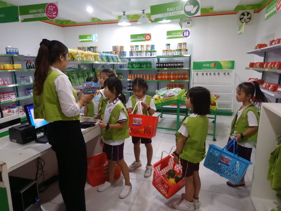 Học sinh tiểu học TPHCM trải nghiệm một ngày làm nội trợ.