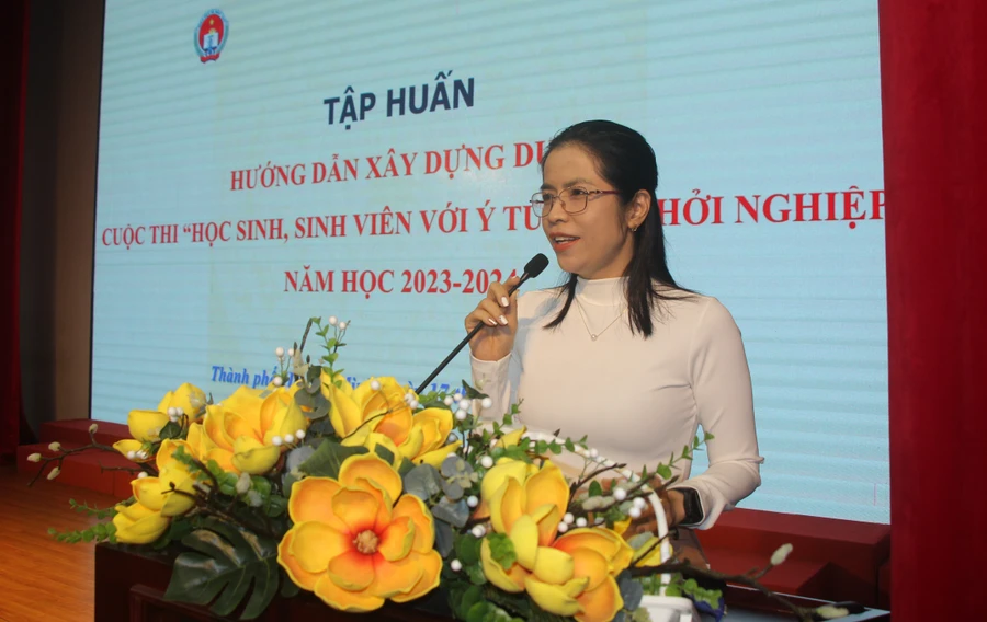 Bà Cao Thị Thiên Phúc phát biểu tại hội nghị triển khai cuộc thi.