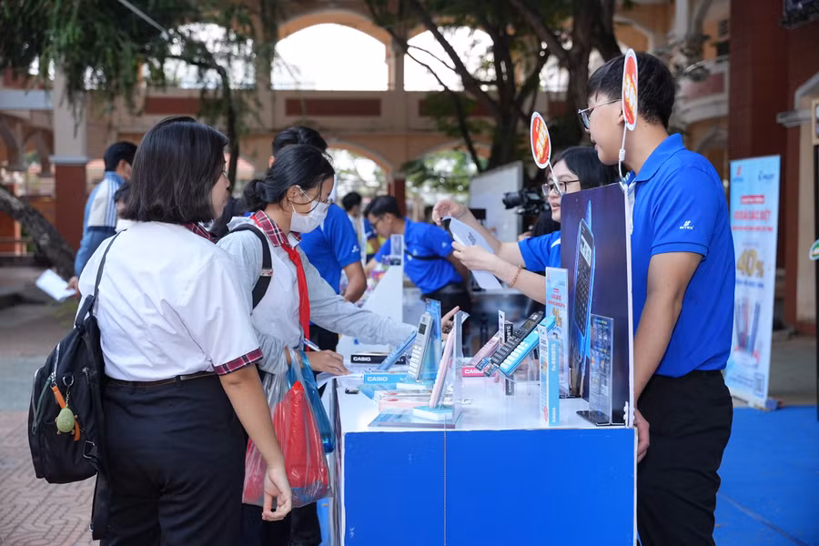 Học sinh hào hứng tham gia hoạt động trải nghiệm.