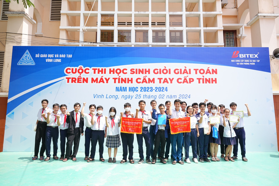 Ban tổ chức trao giải Phần Thi đồng đội - một trong những hoạt động trải nghiệm của chương trình năm nay. Ban tổ chức trao giải Phần Thi đồng đội - một trong những hoạt động trải nghiệm của chương trình năm nay.