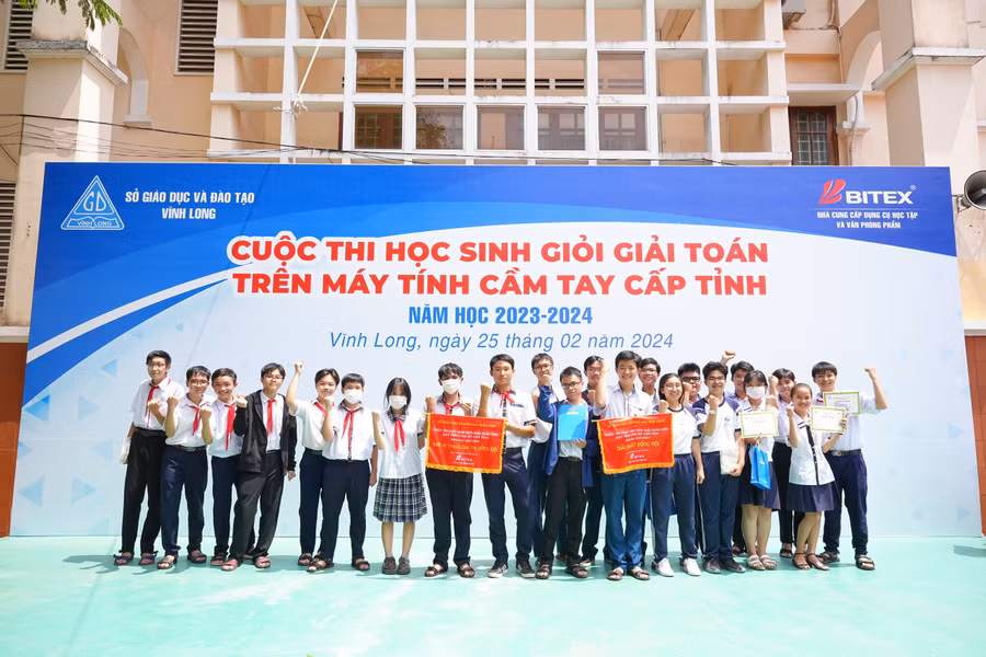 Ban tổ chức trao giải Phần Thi đồng đội - một trong những hoạt động trải nghiệm của chương trình năm nay.