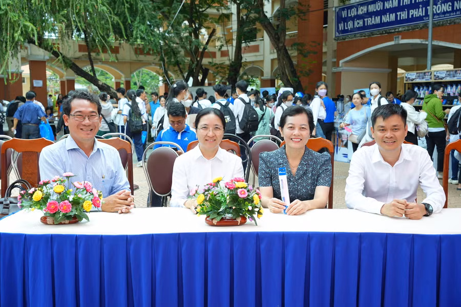 Các đại biểu tham dự chương trình.