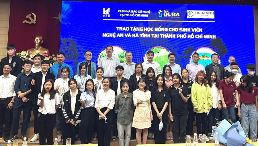 CLB Nhà báo xứ Nghệ tại Thành phố Hồ Chí Minh cùng doanh nghiệp trao 50 suất học bổng cho sinh viên nghèo vượt khó 2 tỉnh Nghệ An và Hà Tĩnh.