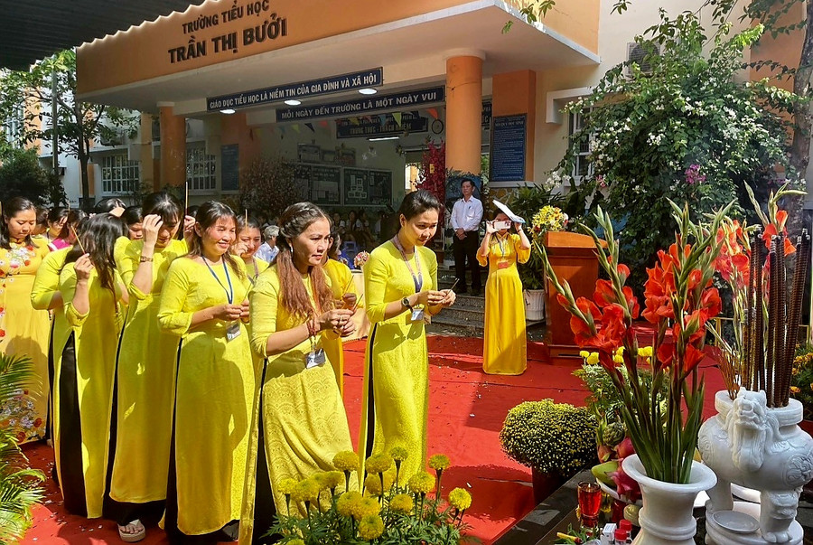 Giáo viên Trường Tiểu học Trần Thị Bưởi dâng hương tượng Mẹ Việt Nam Anh hùng Trần Thị Bưởi.